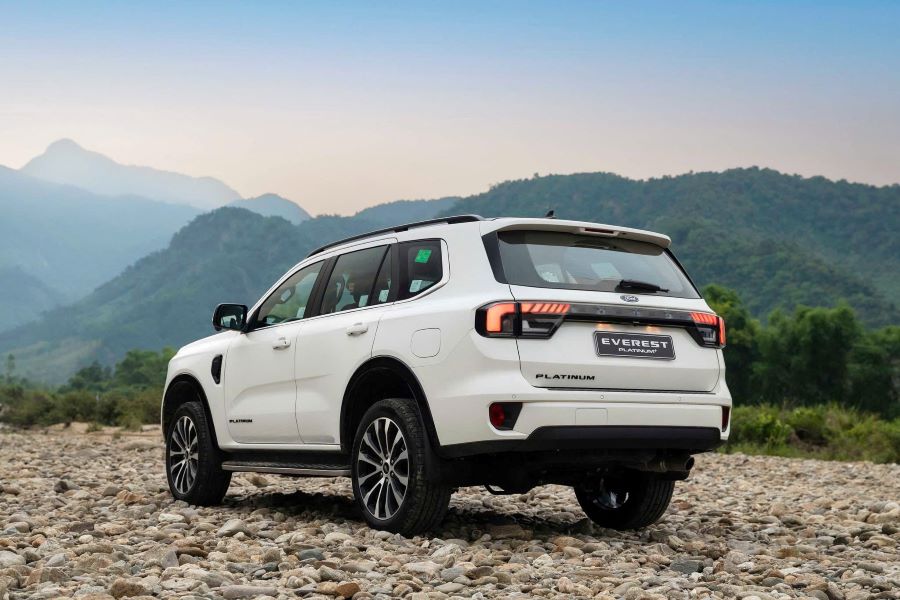 Giá xe ford everest máy xăng
